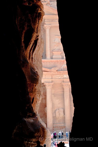 20100412_123942 D300.jpg - The end of the gorge (Siq) with a dramatic view of 'The Treasury'